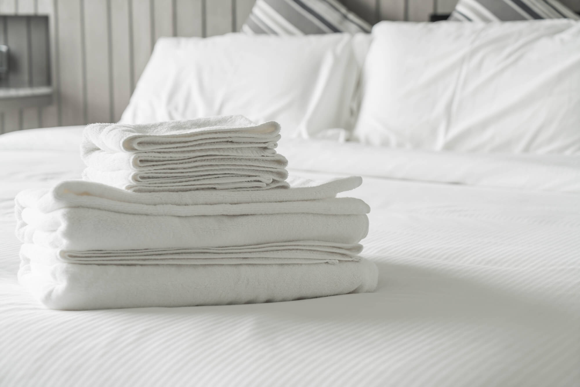 white-towel-bed-decoration-bedroom-interior (2)